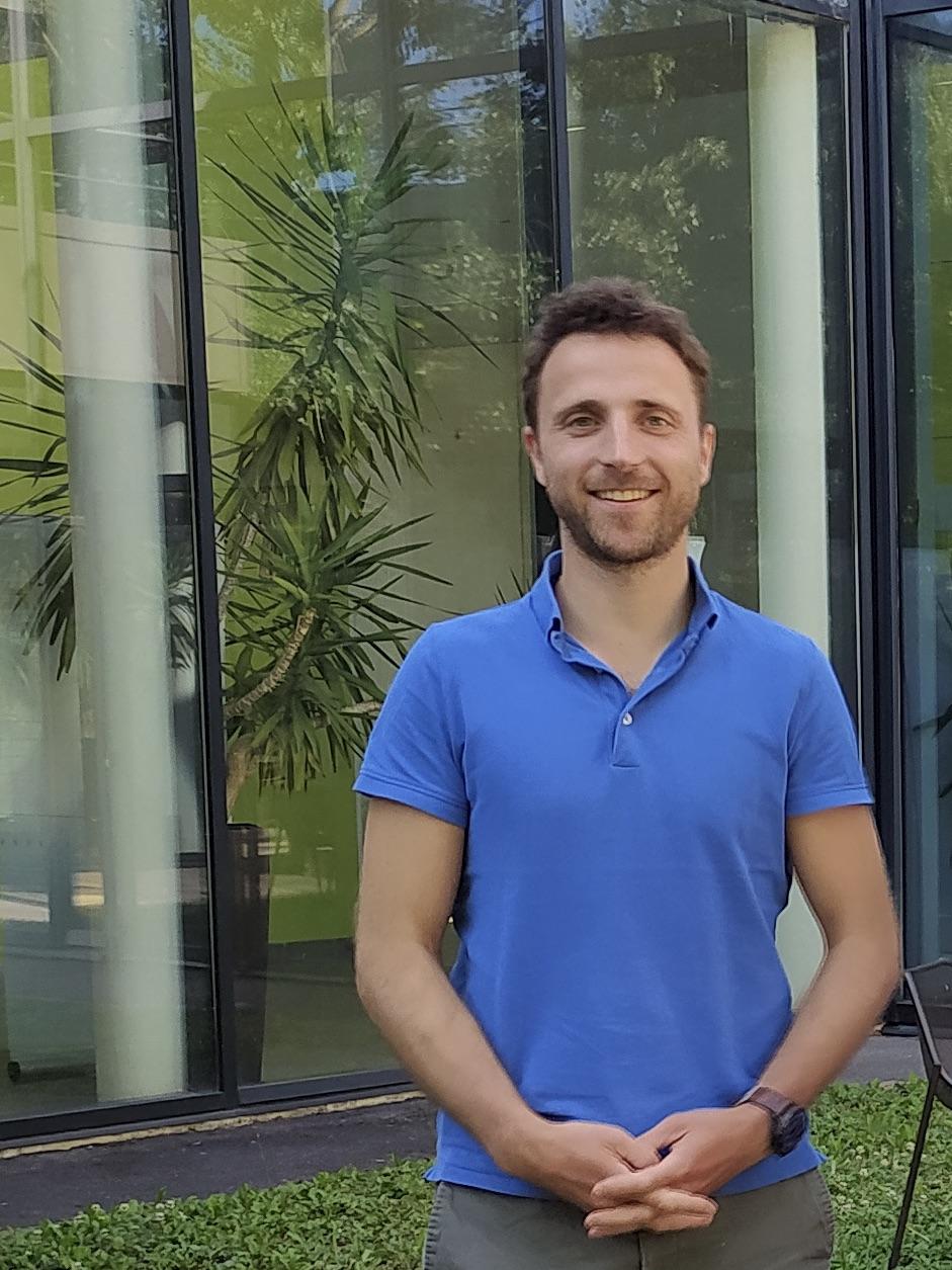 portrait de Igor Ferrier-Barbut en extérieur