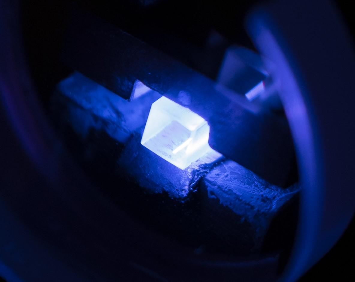 Lasers solides émettant à 2,3 µm à base de cristaux dopés au thulium