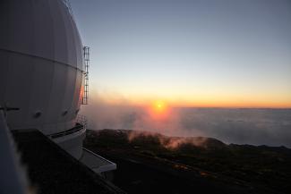 télescope en avant plan avec mer de nuages en fond